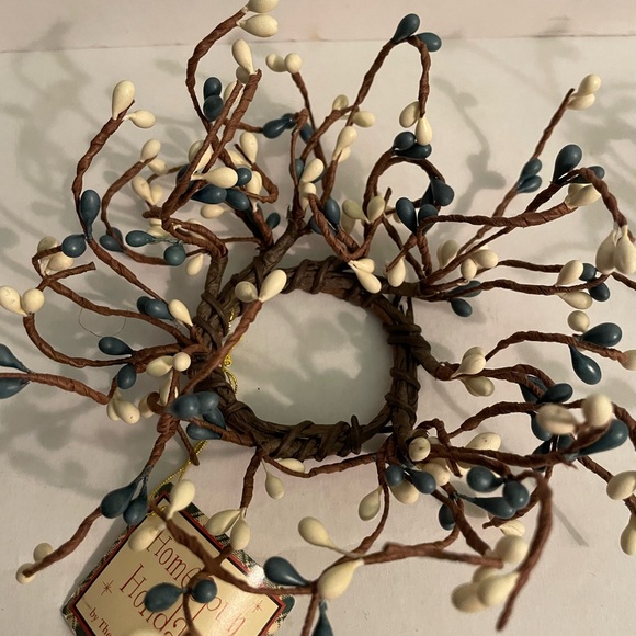 Pip Berry 4pc set, 2 Candle wreaths & 2 Colonial tin Star Candleholders - Picture 2 of 13